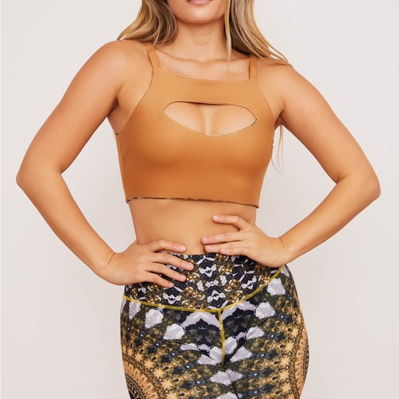 WOLVEN THREADS Noor Reversible Four-Way Cut Out Athleisure Workout Top - Picture 4 of 7